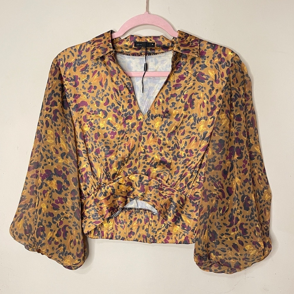 DEAL JEANS Balloon Bubble Sleeve V-Neck Animal Print Cropped Blouse, Medium